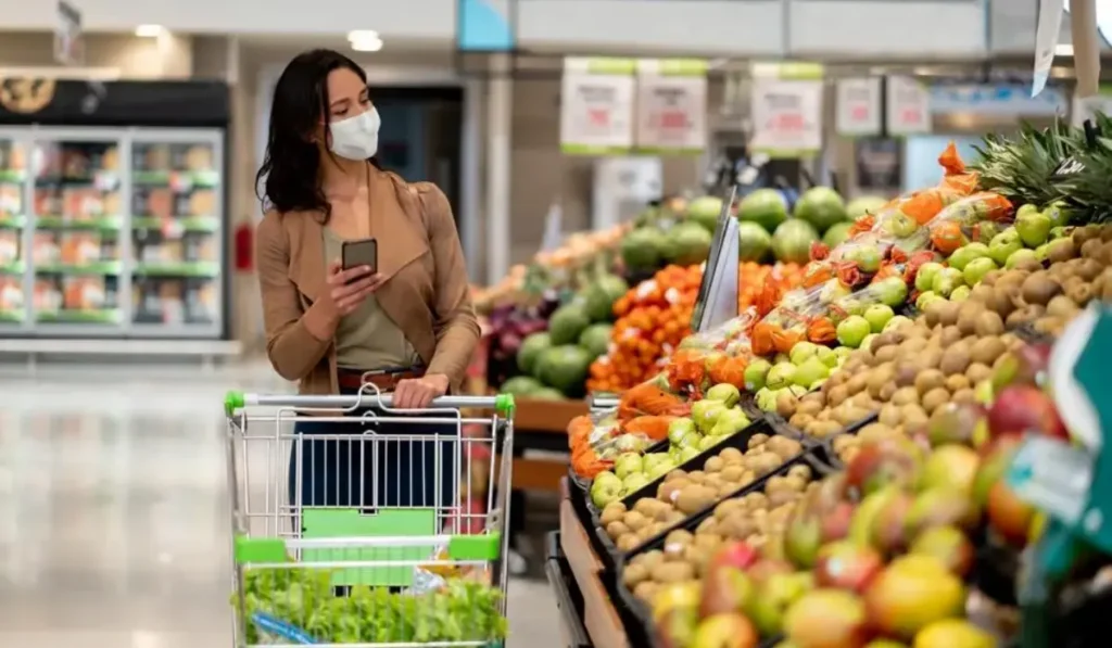 Indícame el camino a la tienda de alimentos más cercana